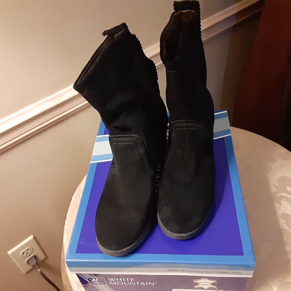 White Mountain Behari Black Suede Boot - Picture 1 of 8